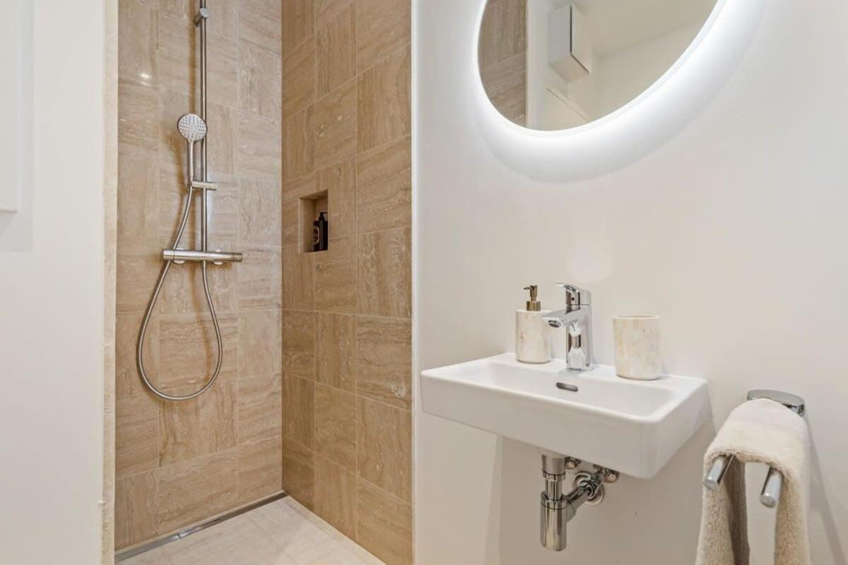 Modern Studio With King Bed, Walk To Attractions Luxemburgo Exterior foto